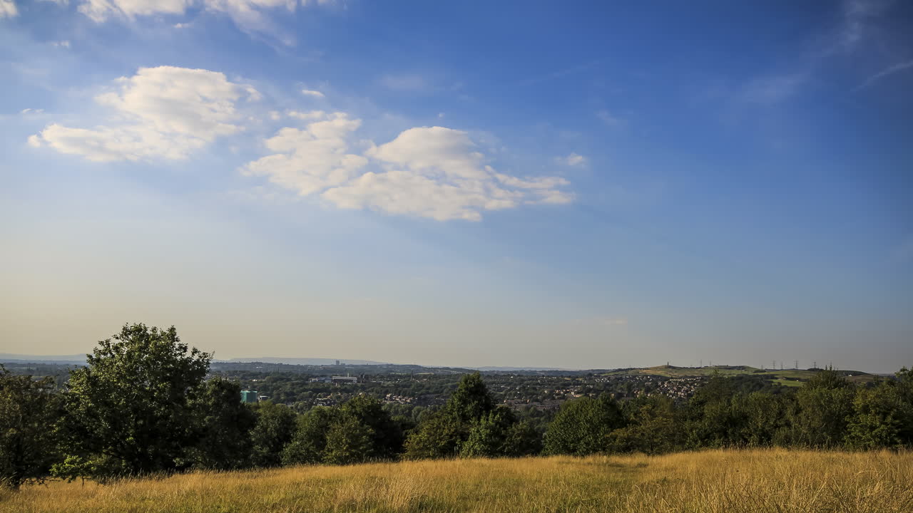 toma de lapso de tiempo sobre tameside, clip corto con nubes muy animadas
