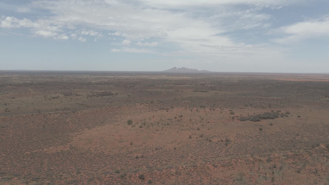 Uluru-Kata Tjuta Milli Parkı'nda ıssız kızıl çöl. Avustralya'nın Kuzey Bölgesi'ndeki Olga Dağı'nın uzaktan görünümü. Havadan, geniş çekim.
