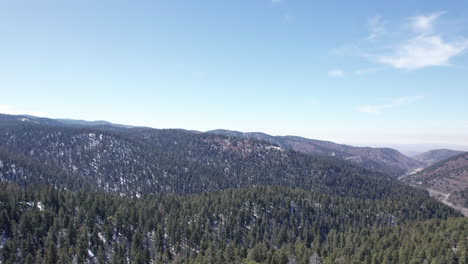 Vista-Aérea-De-Los-Bosques-De-Pinos-Que-Cubren-Las-Montañas-En-Nuevo-México.