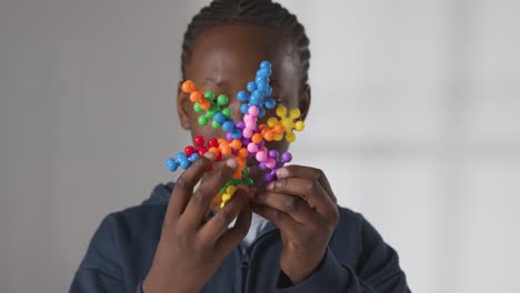 niño en espectro asd jugando con rompecabezas de forma sobre fondo blanco 3