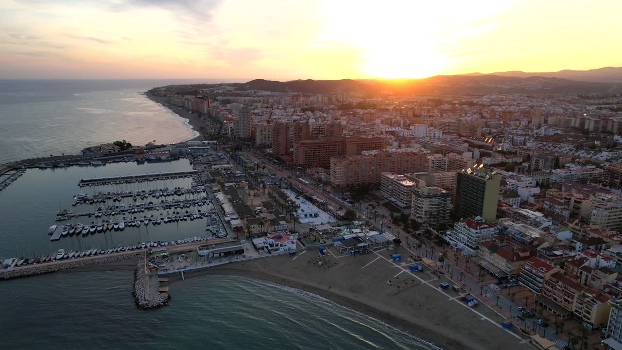 Carrellata aerea sul porto delle colline di Fuengirola al tramonto.