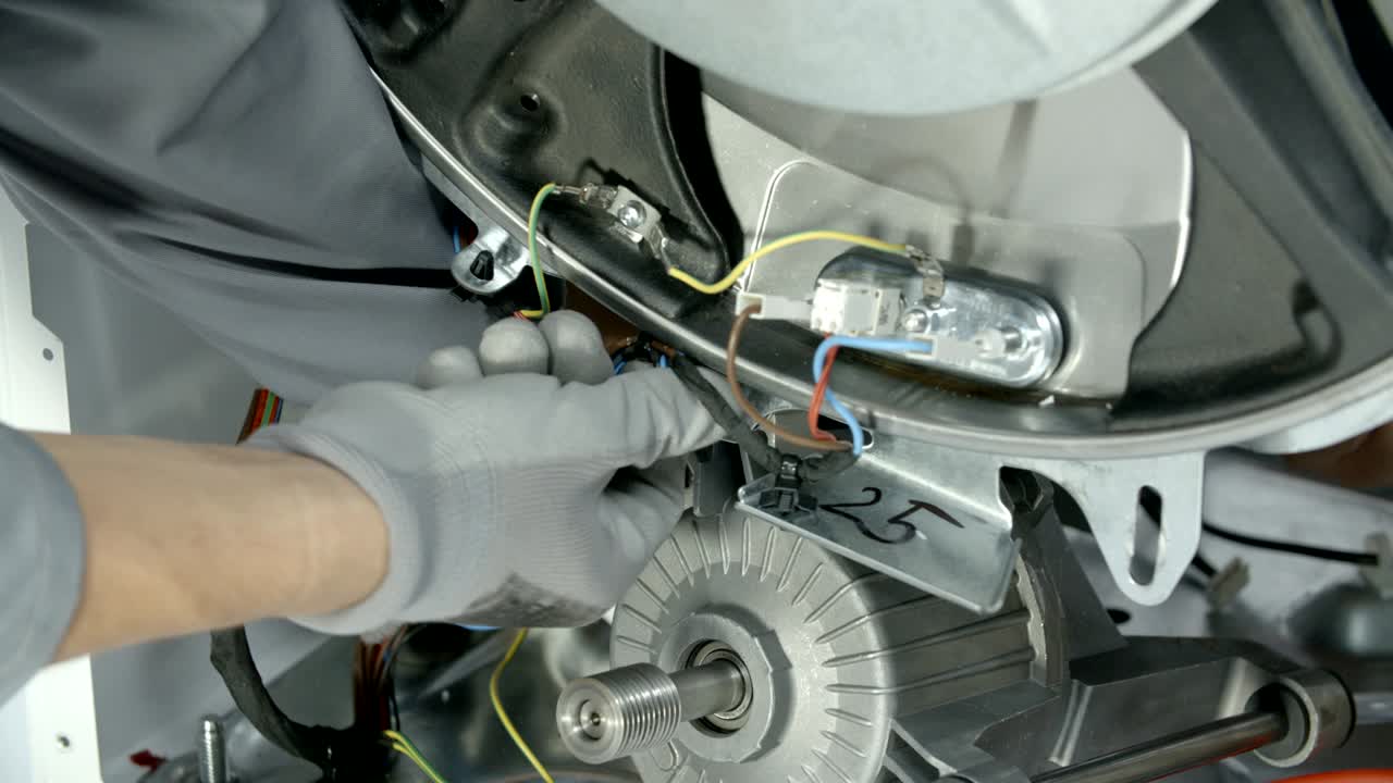 hombre de mantenimiento desenroscando otro tornillo