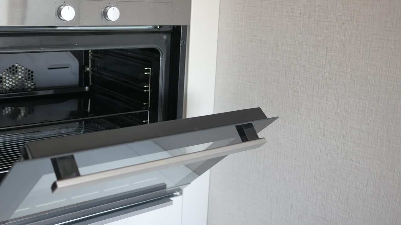 Forno Moderno Aperto e Vuoto in Cucina