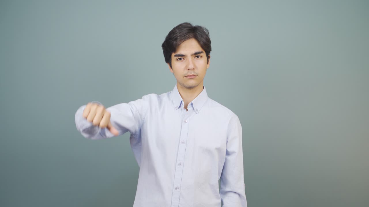 부정적인 표정으로 카메라를 바라보는 남자.