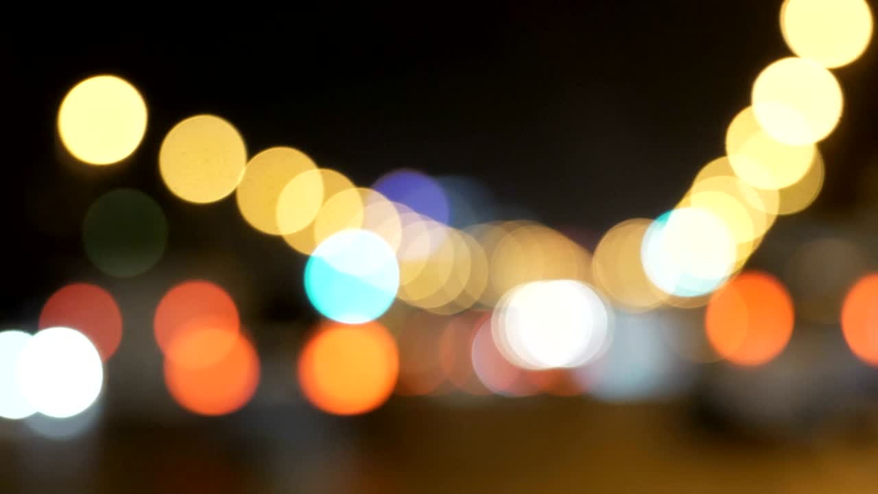 luces desenfocadas calle de los ángeles resumen. fondo borroso de la ciudad. círculos de bokeh en movimiento del tráfico nocturno.