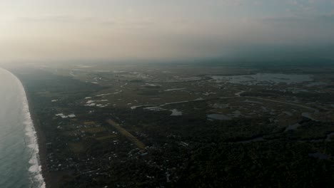 Reserva-Natural-Costera-De-Monterrico-Con-Pantanos-Y-Vegetación-En-Guatemala