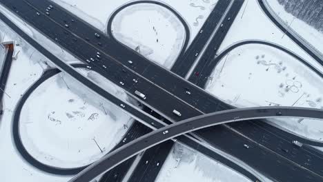 Luftaufnahme-Einer-Im-Winter-Schneebedeckten-Autobahnkreuzung.