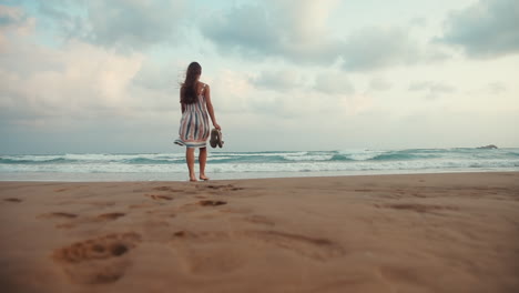 Unbeschwertes-Mädchen,-Das-Den-Morgen-Am-Meer-Genießt.-Junge-Frau,-Die-Am-Strand-Spaziert.