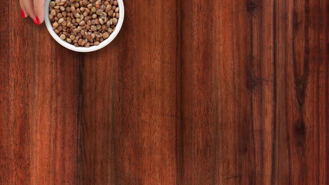 ofreciendo lentejas hervidas