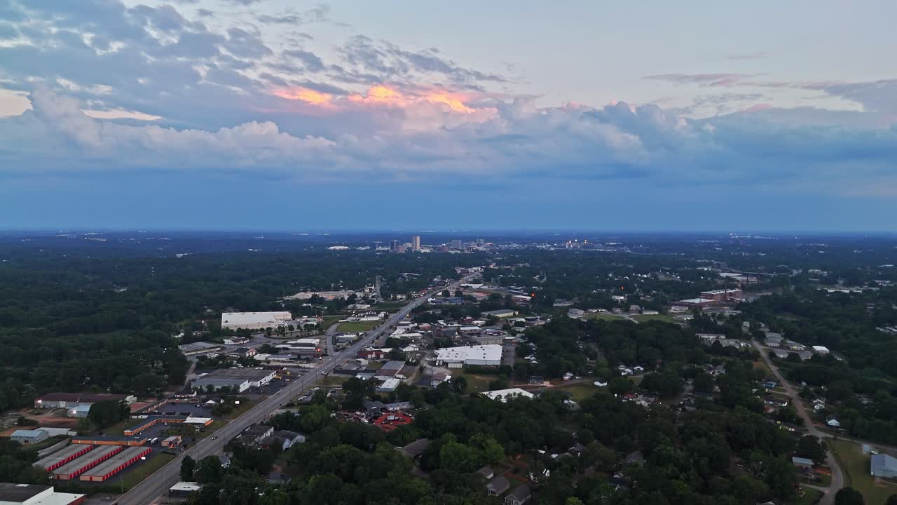 드론이 사우스캐롤라이나 주 그린빌 시내를 향해 날아가고 있습니다.