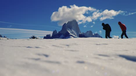 grimpeurs en altitud en argentina que atraviesa la pantalla, con el fitz roy en fondo