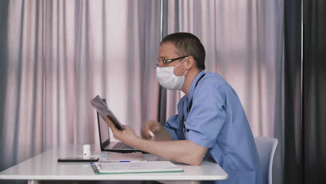 el médico midió su temperatura corporal.