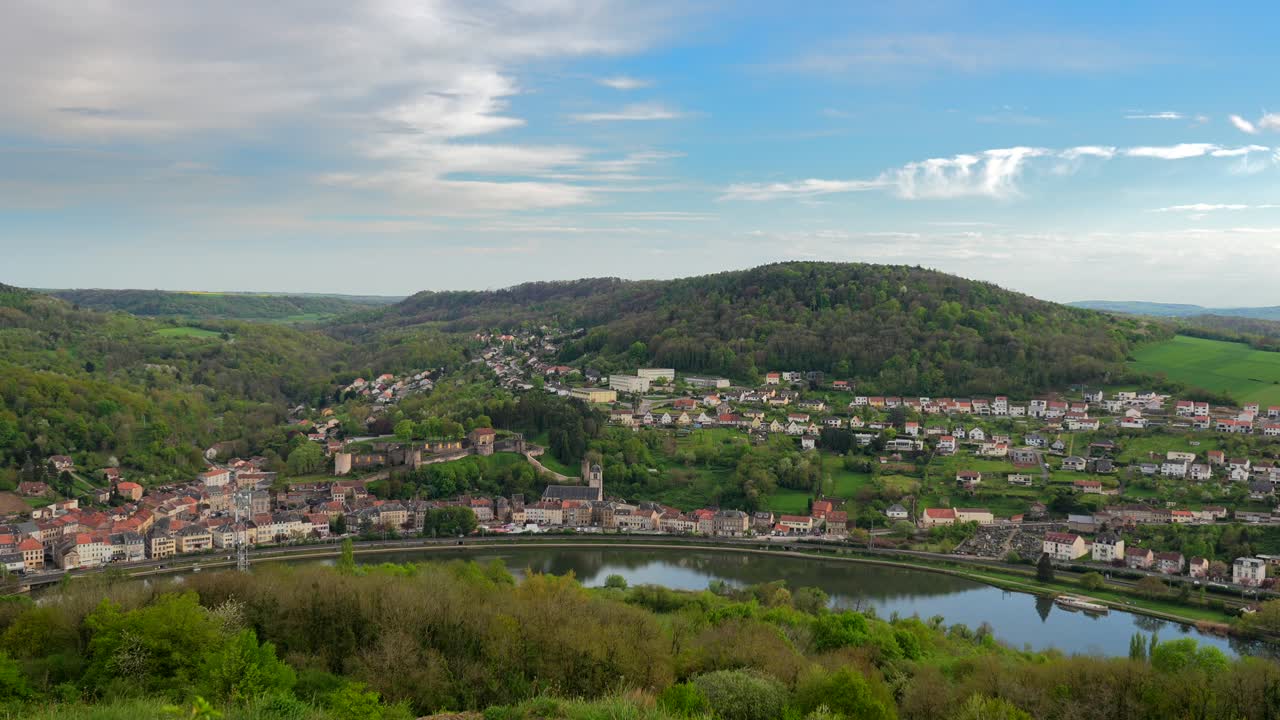 Veduta panoramica di Sierck-les-Bains nella valle della Mosella, Francia. Timelapse dal belvedere di Stromberg.