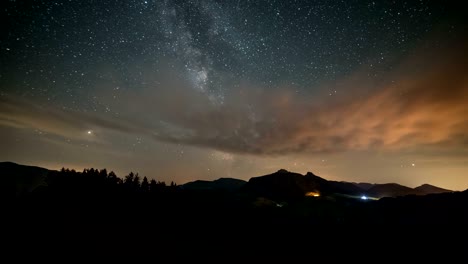 con las estrellas de la vía láctea en el cielo nocturno sobre las montañas el lapso de tiempo