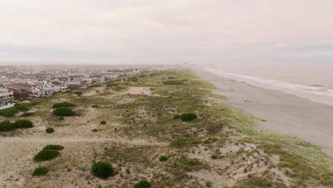 Sonnenuntergang-Am-Strand-über-Dem-Meer-Mit-Blick-Auf-Ferienhäuser