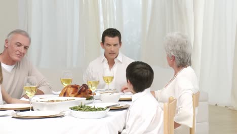 Panorama-De-Familia-Hablando-En-Su-Cena-De-Navidad