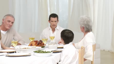 panorama de la familia hablando en su cena de navidad