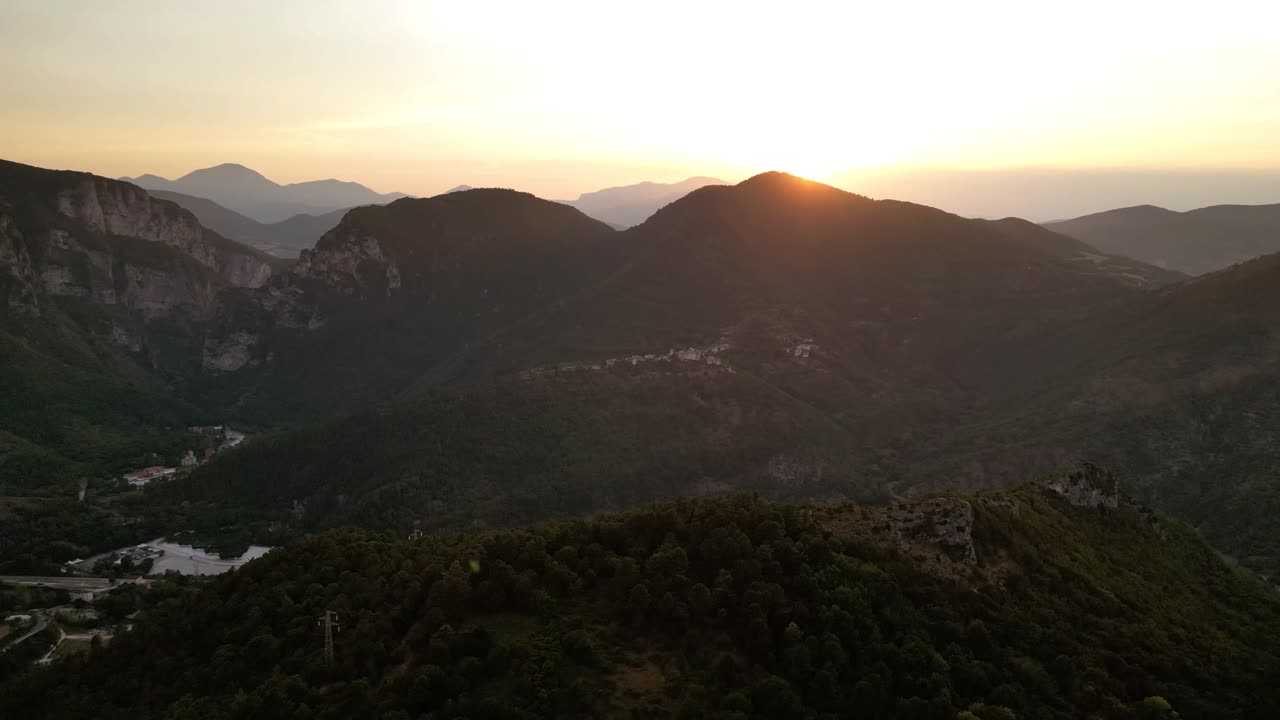 una impresionante vista desde un avión no tripulado del desfiladero de frasassi, italia, al atardecer