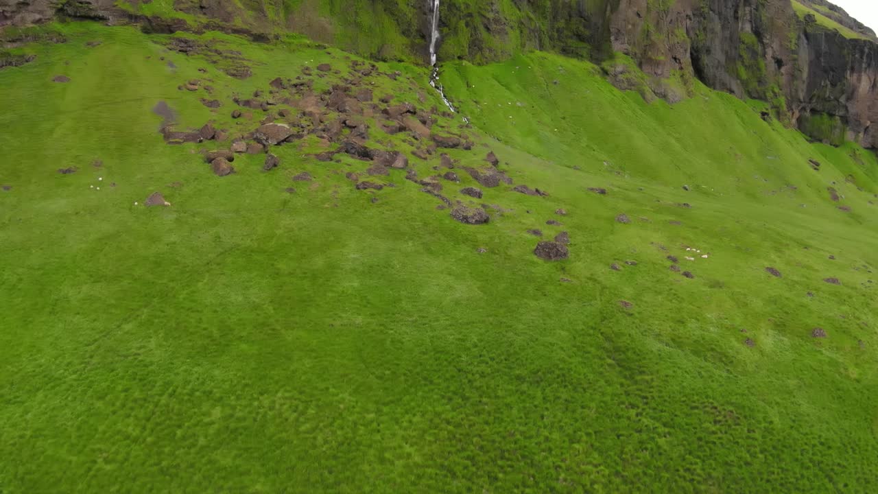 아이슬란드의 폭포와 산악 풍경