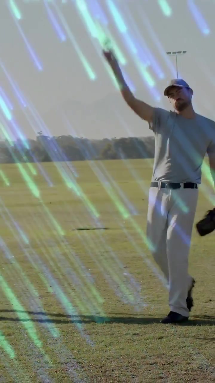 Video verticale: Un partner lancia una palla da baseball a un lanciatore che si riscalda sul campo, usando un guanto, con sovrapposizione grafica.