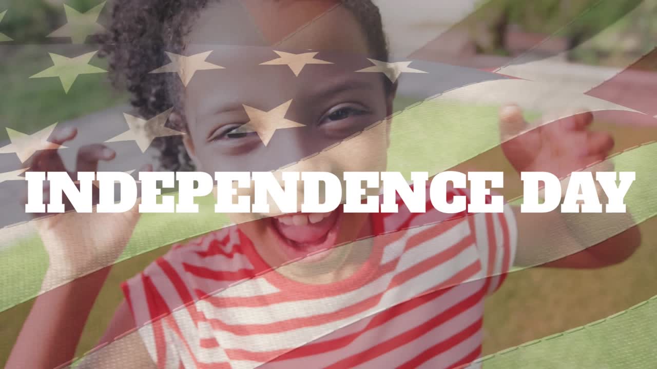 Animazione del testo 'Independence Day' e della bandiera americana su una ragazza che tira fuori la lingua