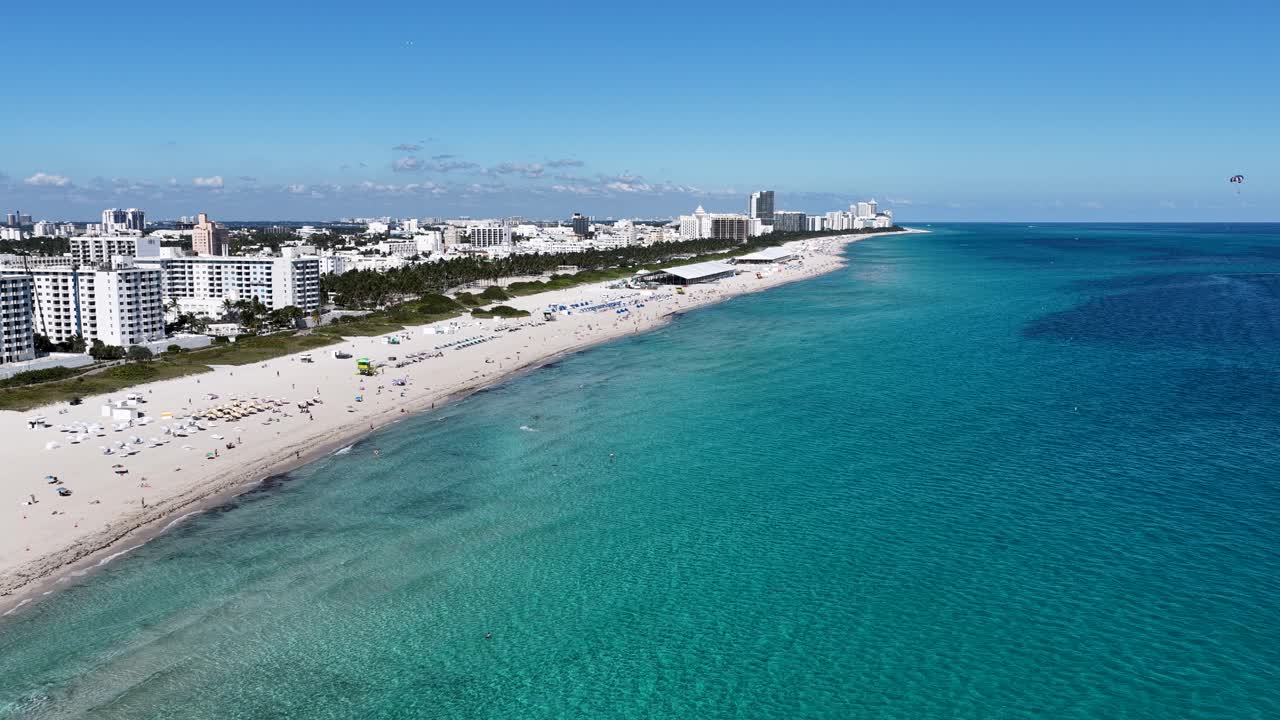 Skyline di Miami Beach a Miami Beach, in Florida, Stati Uniti. Paesaggio costiero. Quartiere centrale. Destinazione turistica. Skyline di Miami Beach in Florida, Stati Uniti. Paesaggio marino naturale