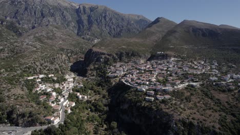 video de drone del avión dronie alejándose del pueblo de nje maj, spile, sen en himare, en la costa albanesa, lash8