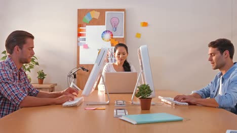 equipo de negocios creativo trabajando en computadora y portátil