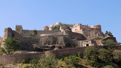 Das-Video-Wurde-Morgens-In-Der-Kumbhal-Festung-In-Kumbhalgarh,-Rajasthan,-Indien-Aufgenommen-Und-Ist-Eine-Künstlerische-Architektur-Der-Alten-Festung-Mit-Strahlend-Blauem-Himmel-Aus-Einer-Einzigartigen-Perspektive