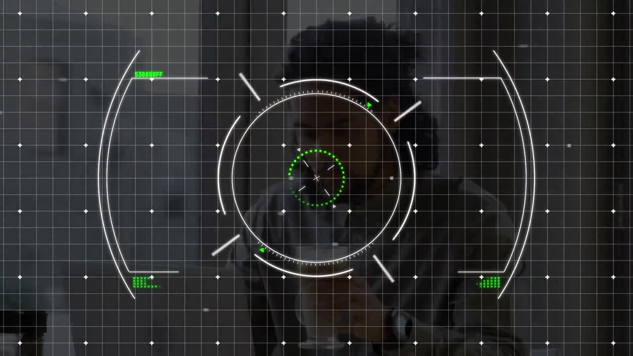 사무실에서 일하는 동안 커피를 마시는 두 인종의 남자를 스캐닝하는 스의 애니메이션