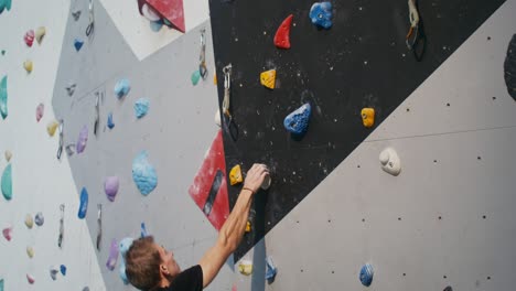 hombre escalando roca en una pared de escalada