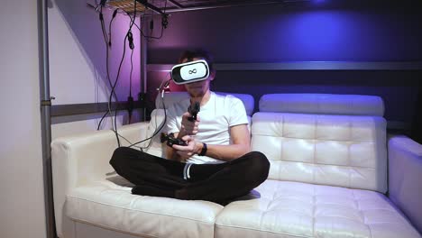 Gen-Z-Teen-Spielt-Kabeljau-Oder-CS-In-Einem-Virtual-Reality-Shooter-Spiel,-Wird-Getötet-Und-Traurig-Verlässt-Die-Simulation