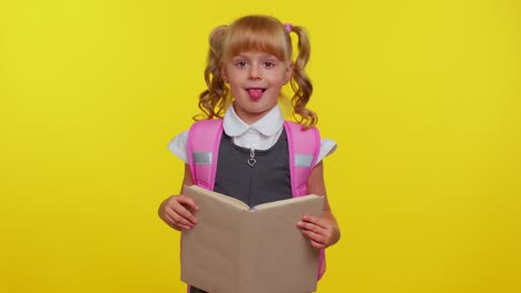 una estudiante sonriente escondiéndose detrás de un libro riendo haciendo expresiones faciales juguetonas y tontas