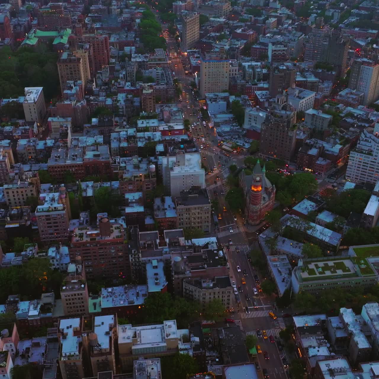 Numerous car with their lights on move by the road of New York. Night slowly falling on the beautiful metropolis. Top view