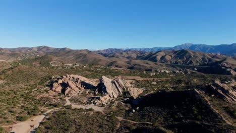 vásquez rocks área natural drone vista desde lejos