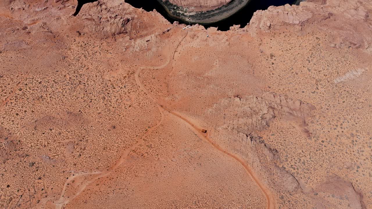 un dron volando alto disparado sobre horseshoe bend, el borde este del gran cañón, ubicado cerca de la ciudad de page, arizona
