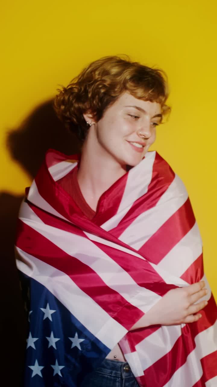 una mujer envuelta en una bandera estadounidense.