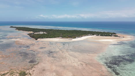 vista aérea de una playa aislada en una exuberante isla tropical