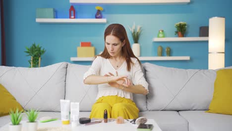 mujer joven con irritación de la piel. problema de la piel.