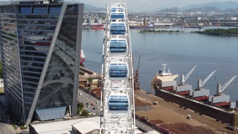 el centro de la ciudad de rio de janeiro. paisaje aéreo del punto de referencia del centro de la cidade. punto de atracción turística de rio star. famoso puente de rio niteroi en el fondo. rio de janeiro, brasil. ciudad maravillosa.