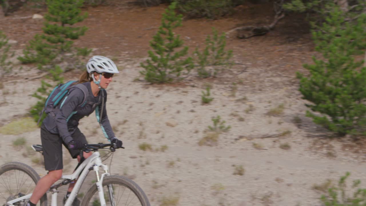un ciclista de montaña monta en un bosque
