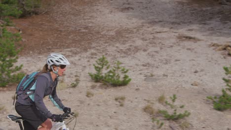 un ciclista de montaña monta en un bosque