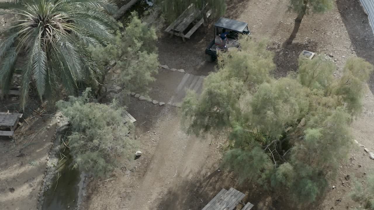 Buggy in un parco nel deserto, filmato aereo che segue il buggy lungo il sentiero