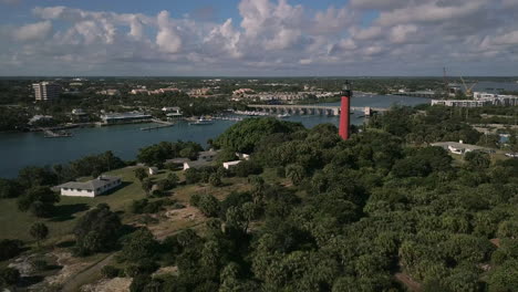 drone alrededor del faro de júpiter en el sur de florida