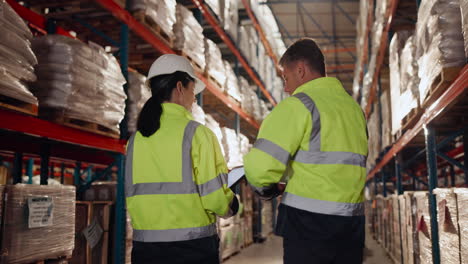 trabajadores del almacén discutiendo el inventario