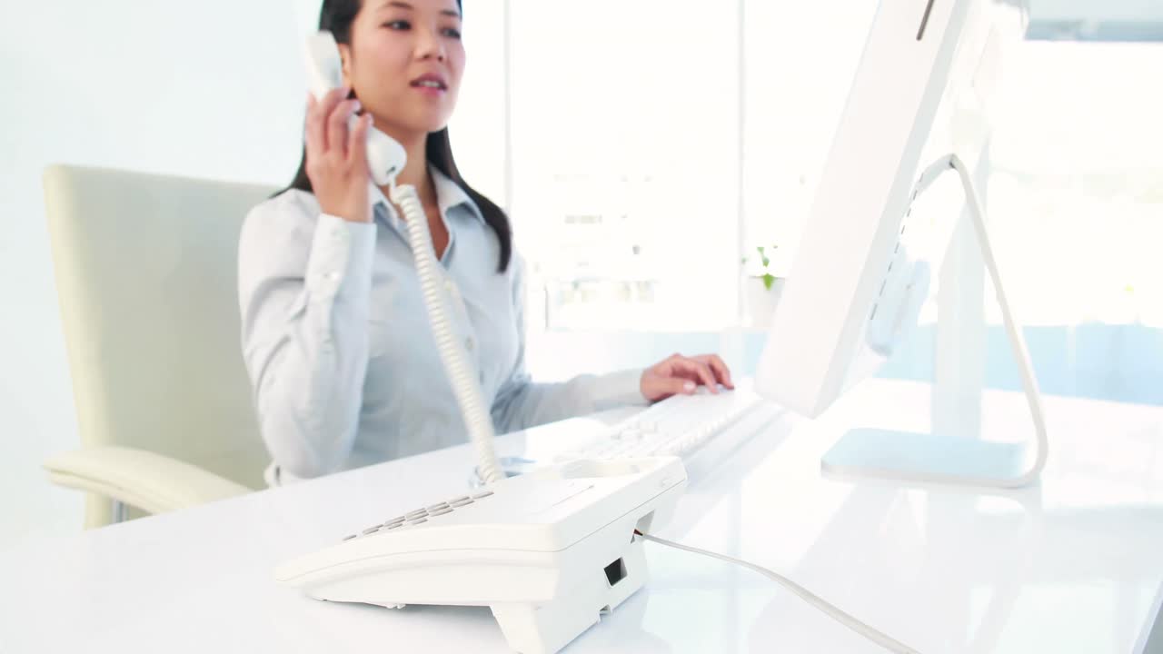 전화 중인 아시아 사업가