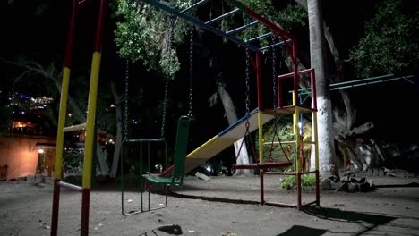 colorido patio de recreo en el parque por la noche
