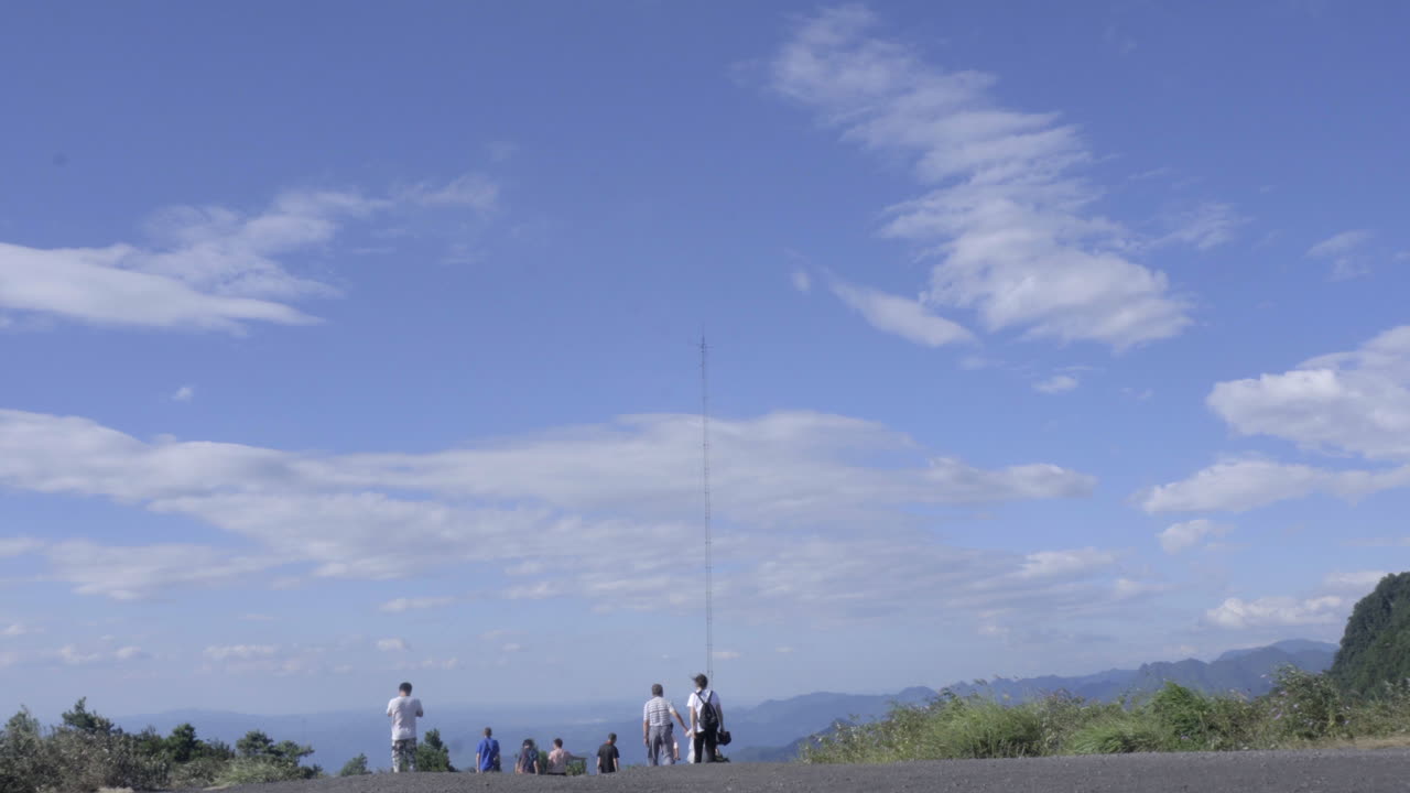 산 정상에 관광객