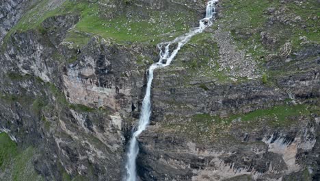 Cascada-Que-Cae-Por-Acantilados-Escarpados-Con-Vistas-Al-Lago-Niera,-Paisaje-Natural-Sereno