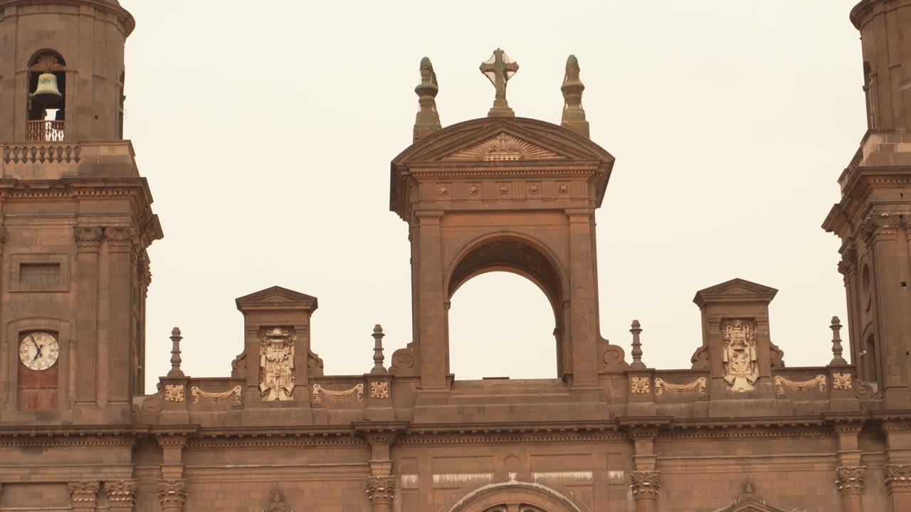 Turist observerer arkitekturen i Las Palmas Katedral.